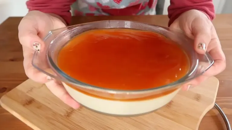 Crémeux Caramel sur Lit de Crème à la Vanille : Un Dessert Divin sans Four