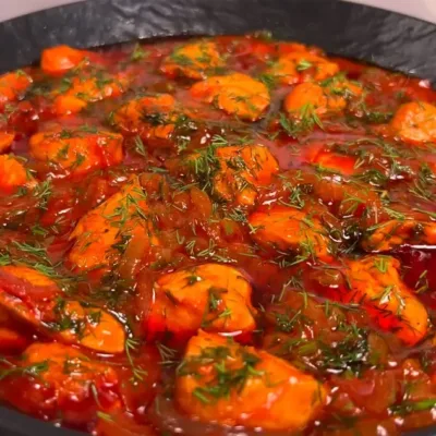 Filet de poulet savoureux avec riz coloré