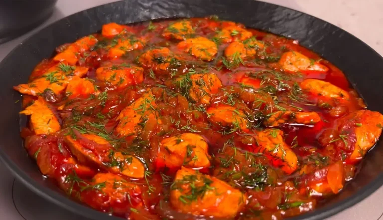 Filet de poulet savoureux avec riz coloré