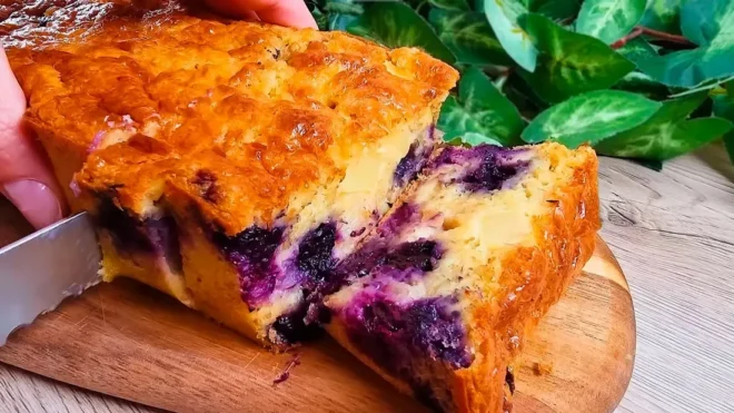 Prenez de l’avoine, du yogourt et des myrtilles. Mélangez le tout et le gâteau de régime est prêt