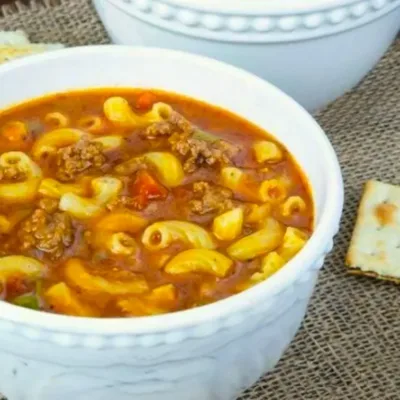 Soupe de Boeuf et Macaroni aux Tomates Réconfortante