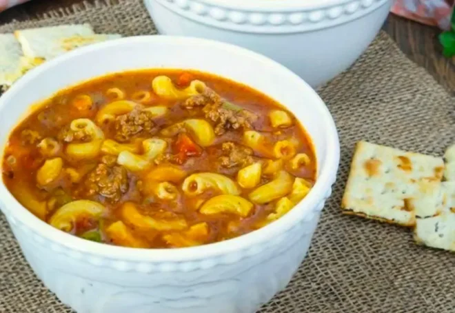 Soupe de Boeuf et Macaroni aux Tomates Réconfortante