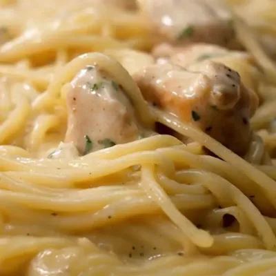 Spaghetti au Poulet Alfredo : Recette Crémeuse Facile