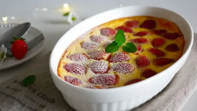 Clafoutis aux Fraises: Un Délice Fruité et Crémeux