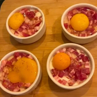 Œufs Cocotte au Chèvre et Lardons : Recette Gourmande