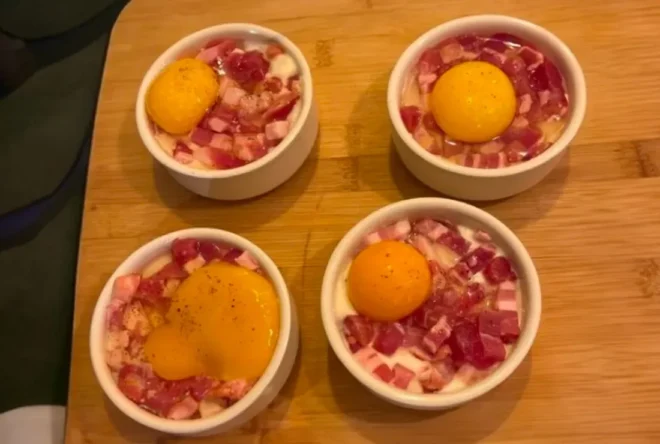Œufs Cocotte au Chèvre et aux Lardons : Un Délice Simple et Gourmand