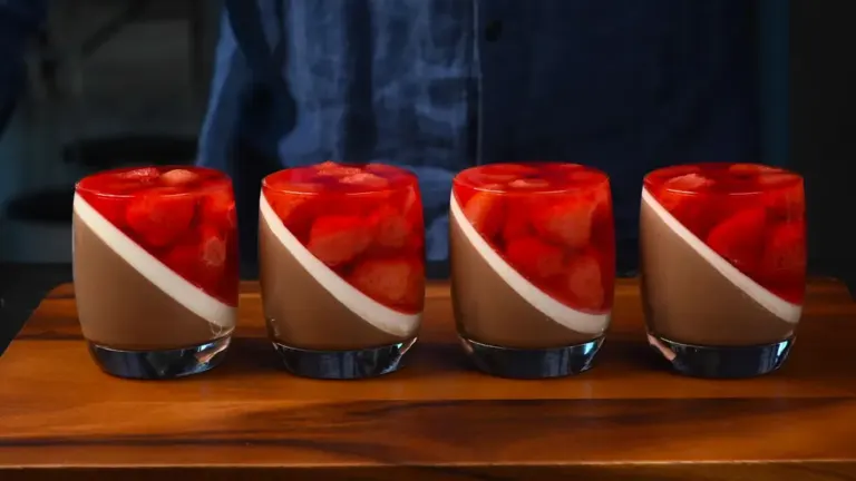 Panna cotta dessert fraises et chocolat