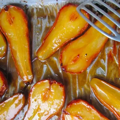 Poires Rôties au Sucre Roux et Beurre Salé