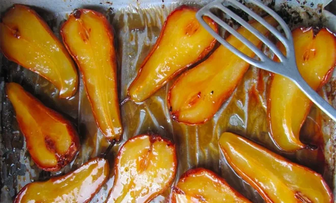Poires Rôties au Sucre Roux et Beurre Salé