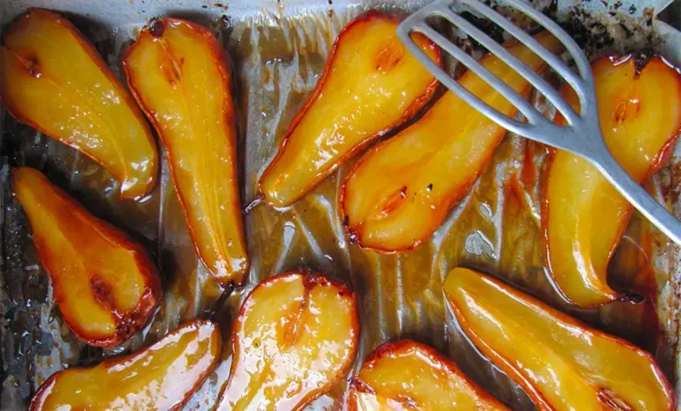 Poires Rôties au Sucre Roux & Beurre Salé : Un Délice Simple et Élégant