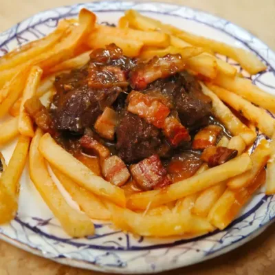 Ragoût de Bœuf à la Bière et Frites Croustillantes