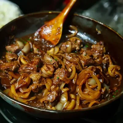 Sauté de Bœuf aux Oignons Savoureux