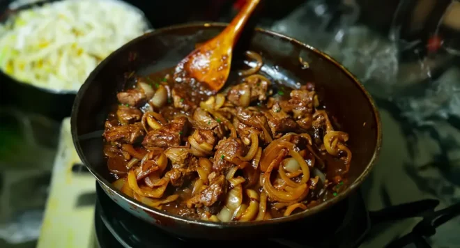 Sauté de Bœuf aux Oignons