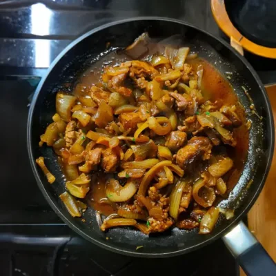 Bœuf Sauté aux Oignons et Sauce Sucrée-Salée