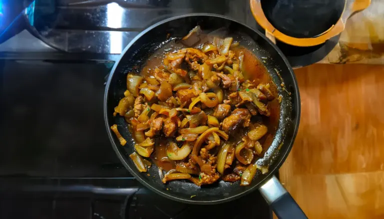 Bœuf Sauté aux Oignons et Sauce Sucrée-Salée