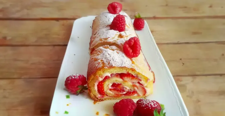 Gâteau Roulé aux Fraises Léger et Facile
