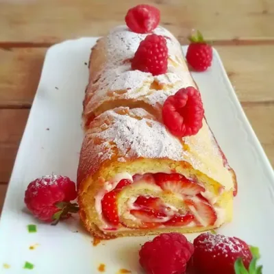 Gâteau Roulé aux Fraises Léger et Facile