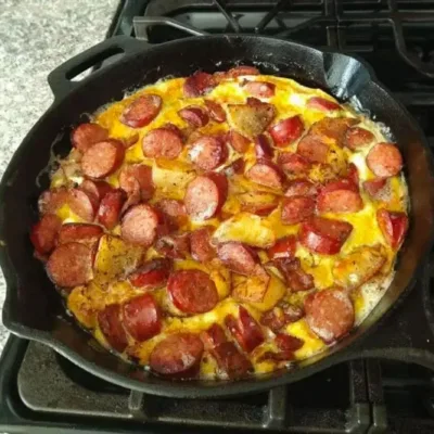 Saucisse Fumée et Pommes de Terre Rôties au Four
