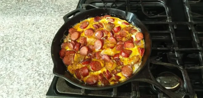 Saucisse Fumée et Pommes de Terre Rôties au Four