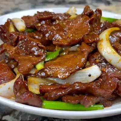 Sauté de Bœuf aux Oignons Savoureux
