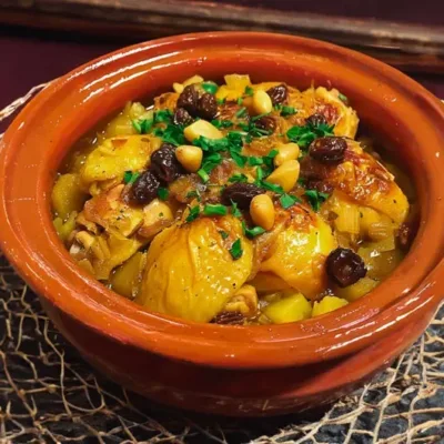 Tajine de Poulet au Miel et Raisins Secs
