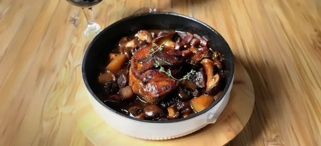 Bœuf Mijoté au Vin Rouge aux Lardons, Champignons et à la Tomate
