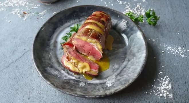 Filet Mignon à la Dijonnaise : Délice de Filet Mignon en Robe de Jambon Cru et Moutarde
