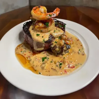 Filet Mignon avec Sauce Crème aux Crevettes et Homard