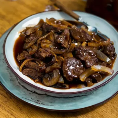 Sauté de Bœuf et d'Oignons Savoureux