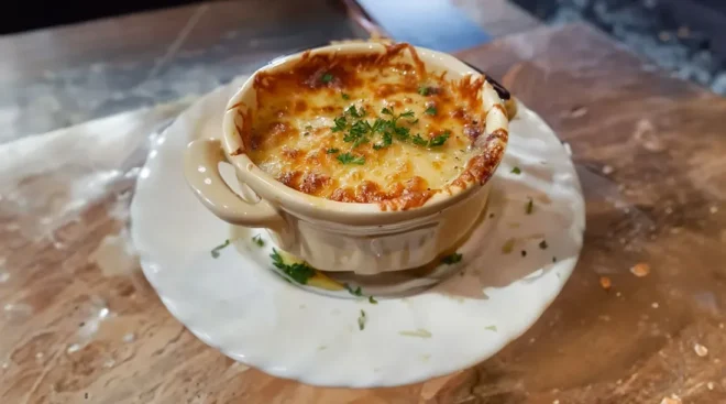Soupe à l&rsquo;oignon gratinée
