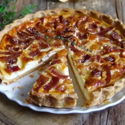 Tarte au Camembert et aux Lardons Savoureuse