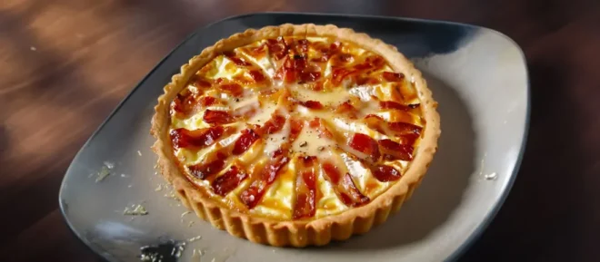 Tarte au Camembert et aux Lardons : Découvrez le Charme Rustique de ce Délice Fromager