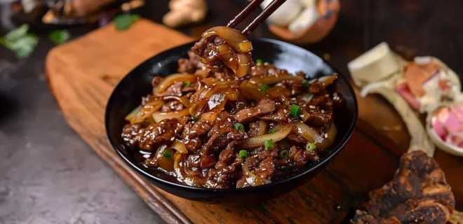 Bœuf Sauté aux Oignons : Une Recette Rapide et Délicieuse