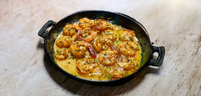 Crevettes Grillées Trempées dans une Sauce Crémeuse à l’Ail