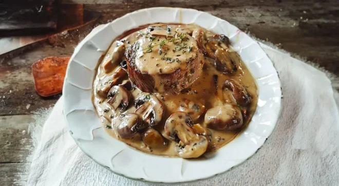 Filet Mignon au Boursin et Champignons : Un Plat Sophistiqué et Gourmand
