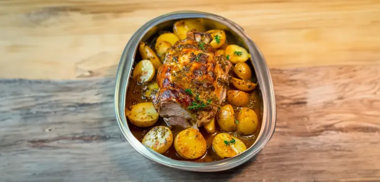 Rôti de Porc à l&rsquo;Ail et aux Pommes de Terre Jaunes