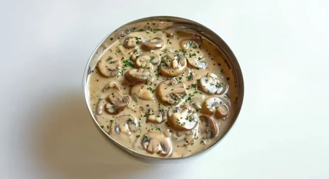 Sauce aux Champignons – Un Accompagnement Crémeux et Savoureux