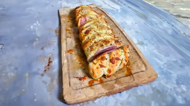 Stromboli Italien : Un Délice Fromagé et Charcutier