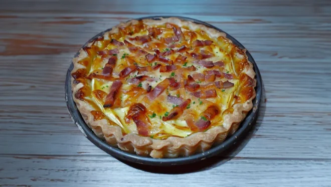 Tarte au Camembert et aux Lardons : Un Délice Réconfortant
