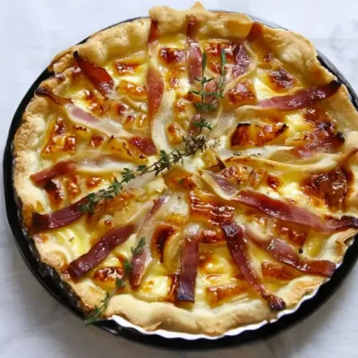 Tarte au Camembert et aux Lardons Savoureuse