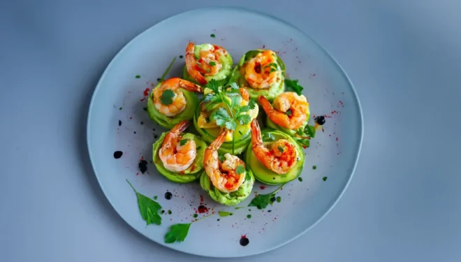 Bouchées de Crevettes sur un Lit de Concombre et d&rsquo;Avocat