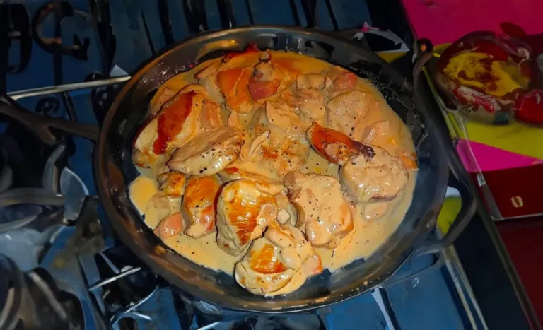 Émincés de Poulet à la Moutarde avec Lardons et Champignons