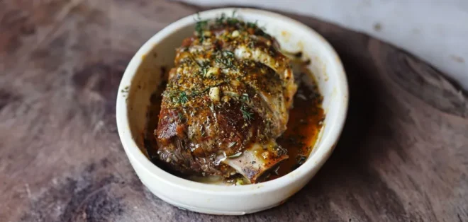 Gigot de sanglier au miel et à la moutarde : un plat rustique et raffiné