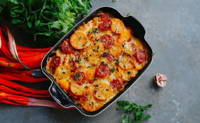 Gratin de Pommes de Terre, Chorizo, Tomate et Béchamel