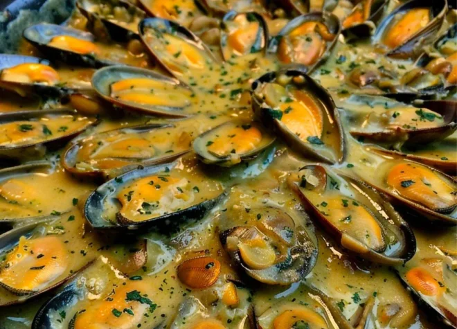 Mouclade Charentaise : Un Plat Épicé et Savoureux de la Côte Atlantique