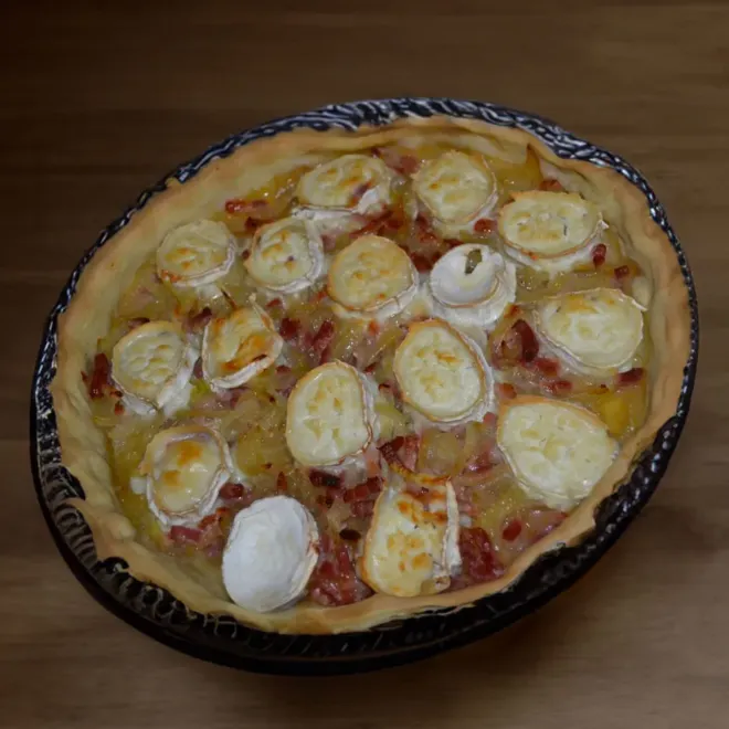 Tarte Oignon, Lardon, Chèvre et Miel : Un Duo Sucré-Salé Inoubliable