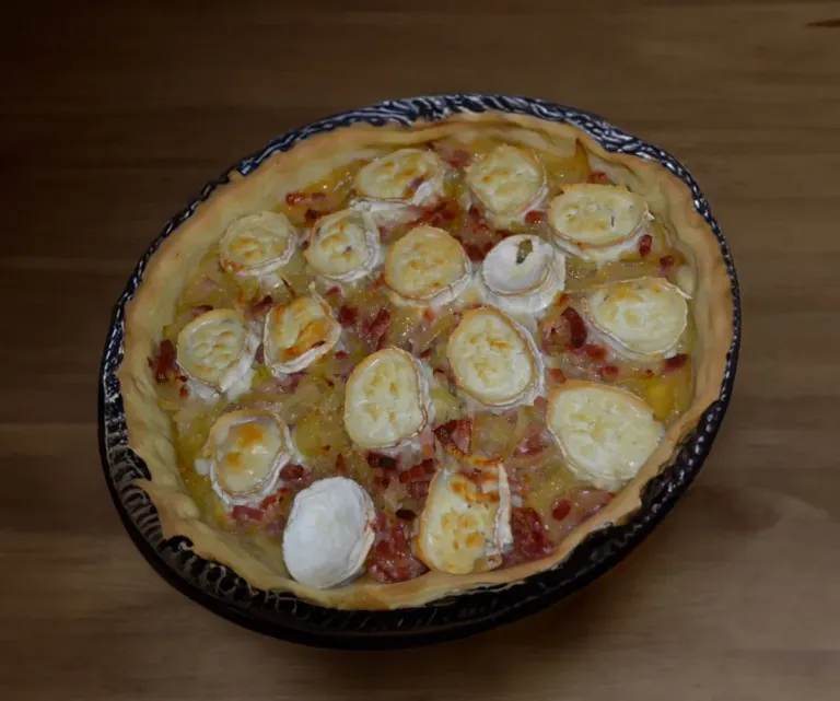 Tarte Oignon, Lardon, Chèvre et Miel : Un Duo Sucré-Salé Inoubliable