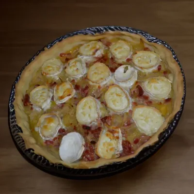 Tarte Oignon, Lardon, Chèvre et Miel : Délice Sucré-Salé
