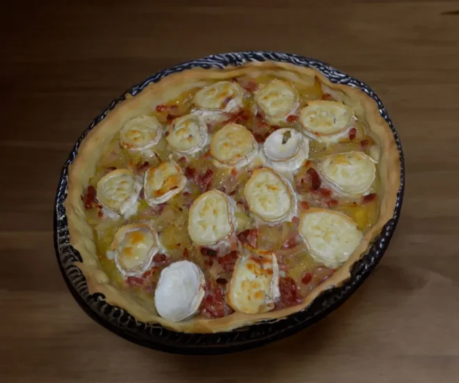 Tarte Oignon, Lardon, Chèvre et Miel : Un Duo Sucré-Salé Inoubliable