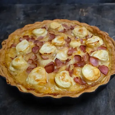 Tarte Oignon, Lardons, Chèvre et Miel : Délice à Partager
